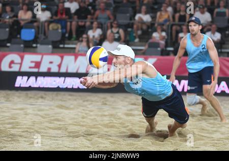 Hamburg, Deutschland. 13. August 2022. Beach Volleyball, Beach Pro Tour, Stadion am Rothenbaum. Alexander Brouwer (vorne) und Robert Meeuwsen (beide Niederlande) im Einsatz. Quelle: Michael Schwartz/dpa/Alamy Live News Stockfoto