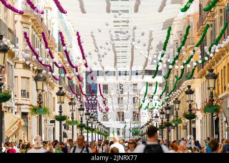 Malaga, Spanien. 11. August 2022. Panoramablick auf die Dekoration der Messe 2022 in Málaga, die in der Straße Marques de Larios installiert ist. Die Messe findet zum ersten Mal seit 2019 statt. Die Ausgaben 2020 und 2021 wurden aufgrund einer Pandemie von Covid19 ausgesetzt. (Bild: © Francis Gonzalez/SOPA Images via ZUMA Press Wire) Stockfoto