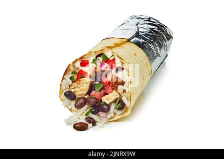 Hühnerburrito mit Reis und schwarzen Bohnen auf weißem Hintergrund Stockfoto