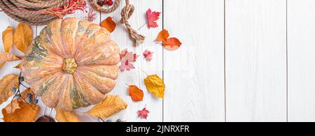 Herbsthintergrund mit Kürbis und Laub. Das Konzept von Thanksgiving Stockfoto