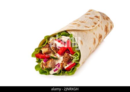 Hühnerpackung mit Tomatensurke und Salat auf weißem Hintergrund Stockfoto