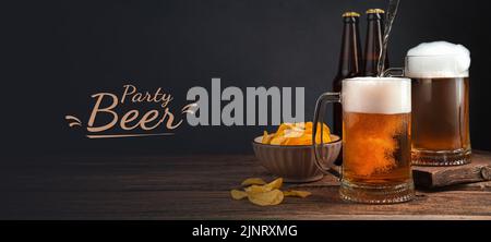 Bier und Snacks auf einem Holztisch. Seitenansicht Stockfoto