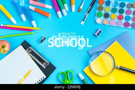 Schulbedarf, Schreibwaren auf blauem Hintergrund Stockfoto