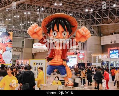 chiba, japan - dezember 22 2018: Riesige aufblasbare Struktur, die den Charakter Monkey D. Luffy in seinem Strohhut vom Anime und Manga seri zeigt Stockfoto