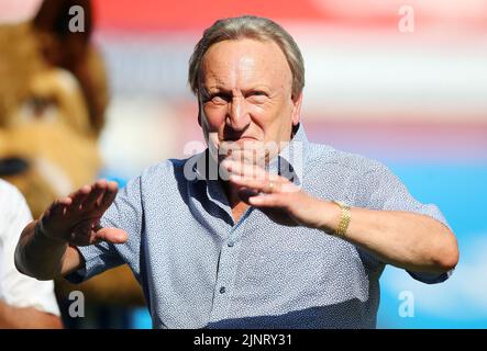 Huddersfield, England, 13.. August 2022. Neil Warnock tritt beim Sky Bet Championship-Spiel im John Smith's Stadium, Huddersfield, auf. Bildnachweis sollte lauten: Lexy Ilsley / Sportimage Stockfoto