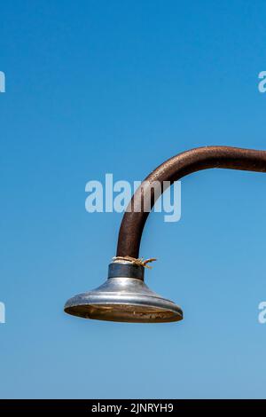 Trockener Duschkopf fließendes Wasser Mangel, ausgetrocknete Dusche während Dürre und Schlauchverbot, Frischwasser Stahl Duschkopf ohne Wasserknochen trocken. Stockfoto