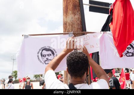 Der Protestierende trägt ein Plakat während einer Demonstration gegen Präsident Jair Bolsonaro in der Stadt Salvador Stockfoto