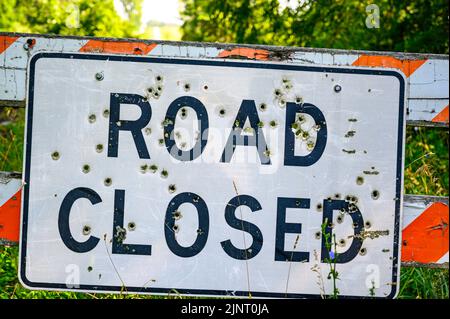 Buckshot Straße geschlossen Schild vor einem ausgewaschen Brücke Stockfoto