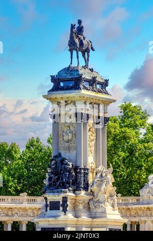 Das Alfonso XII Denkmal im El Buen Retiro Park (Parque del Buen Retiro). Der berühmte öffentliche Park ist ein UNESCO-Weltkulturerbe. Stockfoto