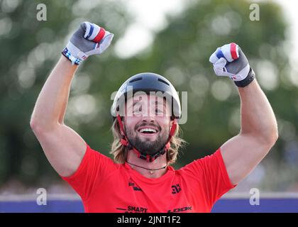 München, Deutschland. 13. August 2022. Europameisterschaften, Europameisterschaft, BMX Freestyle, Finale, Männer, Olympic Hill. Anthony Jeanjean (Frankreich) jubelt über den Sieg. Quelle: Soeren Stache/dpa/Alamy Live News Stockfoto