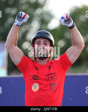 München, Deutschland. 13. August 2022. Europameisterschaften, Europameisterschaft, BMX Freestyle, Finale, Männer, Olympic Hill. Anthony Jeanjean (Frankreich) jubelt über den Sieg. Quelle: Soeren Stache/dpa/Alamy Live News Stockfoto