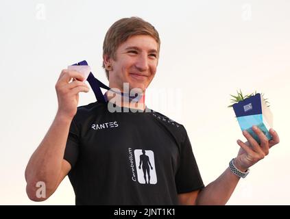 München, Deutschland. 13. August 2022. Europameisterschaften, Europameisterschaft, BMX Freestyle, Finale, Männer, Olympic Hill. Marin RANTES (Kroatien) freut sich über die Silbermedaille. Quelle: Soeren Stache/dpa/Alamy Live News Stockfoto