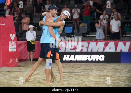 Hamburg, Deutschland. 13. August 2022. Beach Volleyball, Beach Pro Tour, Stadion am Rothenbaum. Alexander Brouwer (r) und Robert Meeuwsen (beide Niederlande) feiern den Sieg. Quelle: Michael Schwartz/dpa/Alamy Live News Stockfoto