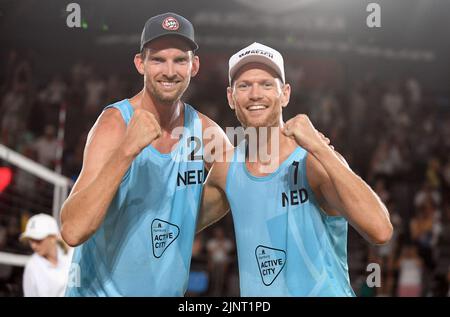 Hamburg, Deutschland. 13. August 2022. Beach Volleyball, Beach Pro Tour, Stadion am Rothenbaum. Alexander Brouwer (r) und Robert Meeuwsen (beide Niederlande) feiern ihren Sieg. Quelle: Michael Schwartz/dpa/Alamy Live News Stockfoto