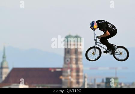 München, Deutschland. 13. August 2022. Europameisterschaften, Europameisterschaft, BMX Freestyle, Finale, Männer, Olympic Hill. Marin RANTES (Kroatien) in Aktion. Im Hintergrund sind die Türme der Frauenkirche zu sehen. Der Kroate gewinnt am Ende die Bronzemedaille. Quelle: Soeren Stache/dpa/Alamy Live News Stockfoto