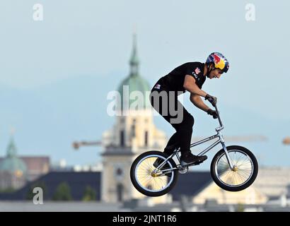 München, Deutschland. 13. August 2022. Europameisterschaften, Europameisterschaft, BMX Freestyle, Finale, Männer, Olympic Hill. Marin RANTES (Kroatien) in Aktion. Im Hintergrund sieht man die Kirche St. Joseph. Der Kroate gewinnt am Ende die Bronzemedaille. Quelle: Soeren Stache/dpa/Alamy Live News Stockfoto