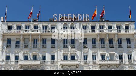 Blick auf das Äußere des Belle Époque Hotel Splendid, Cannes, Südfrankreich, gegen einen azurblauen Himmel. Stockfoto