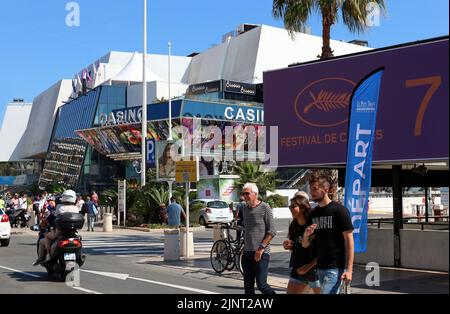 Eine geschäftige Straßenszene auf dem Boulevard de la Croisette, Cannes, Frankreich, eine Woche vor dem Filmfestival 75., Mai 2022