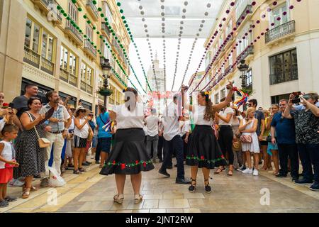 Malaga, Spanien. 13. August 2022. Drei Personen haben am ersten Tag der Messe 2022 in Málaga „Verdiales“ in der Straße Marques de Larios gesehen. Die Messe findet zum ersten Mal seit 2019 statt. Die Ausgaben 2020 und 2021 wurden aufgrund einer Pandemie von Covid19 ausgesetzt. (Bild: © Francis Gonzalez/SOPA Images via ZUMA Press Wire) Stockfoto