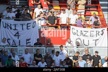 London, England, 13.. August 2022. Fans von Manchester United halten während des Premier League-Spiels im Brentford Community Stadium, London, Schilder mit der Aufschrift „United 4 Sale“ und „Glazers Out“ hoch. Bildnachweis sollte lauten: Paul Terry / Sportimage Stockfoto