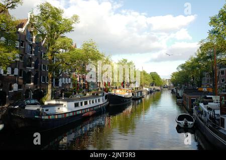 Lastkähne auf der Brouwersgracht in Jordaan in Amsterdam Stockfoto