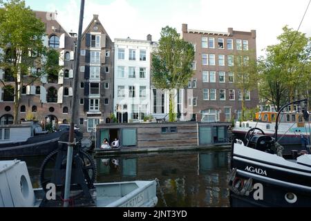 Lastkähne auf der Brouwersgracht in Jordaan in Amsterdam Stockfoto