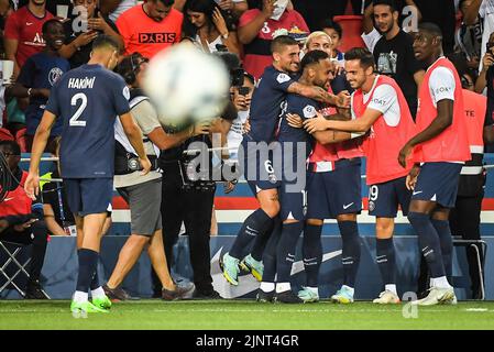 Paris, Frankreich, Frankreich. 13. August 2022. NEYMAR JR von PSG feiert sein Tor mit seinen Teamkollegen während des Ligue 1-Spiels zwischen Paris Saint-Germain (PSG) und Montpellier Herault Sport Club (MHSC) am 13. August 2022 im Stadion Parc des Princes in Paris, Frankreich. (Bild: © Matthieu Mirville/ZUMA Press Wire) Stockfoto