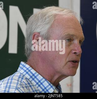 Mount Pleasant, Wisconsin, USA. 13. August 2022. WISCONSIN SEN RON JOHNSON (R-Wis) macht am Samstag, dem 13. August 2022, einen Wahlkampfstopp im GOP-Hauptquartier des Bezirks Racine (Wisconsin) im Dorf Mount Pleasant. (Bild: © Mark Hertzberg/ZUMA Press Wire) Stockfoto