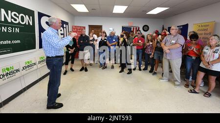 Mount Pleasant, Wisconsin, USA. 13. August 2022. WISCONSIN SEN RON JOHNSON (R-Wis) macht am Samstag, dem 13. August 2022, einen Wahlkampfstopp im GOP-Hauptquartier des Bezirks Racine (Wisconsin) im Dorf Mount Pleasant. (Bild: © Mark Hertzberg/ZUMA Press Wire) Stockfoto