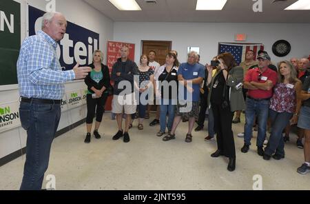 Mount Pleasant, Wisconsin, USA. 13. August 2022. WISCONSIN SEN RON JOHNSON (R-Wis) macht am Samstag, dem 13. August 2022, einen Wahlkampfstopp im GOP-Hauptquartier des Bezirks Racine (Wisconsin) im Dorf Mount Pleasant. (Bild: © Mark Hertzberg/ZUMA Press Wire) Stockfoto