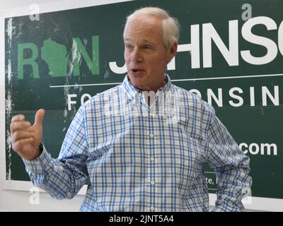 Mount Pleasant, Wisconsin, USA. 13. August 2022. WISCONSIN SEN RON JOHNSON (R-Wis) macht am Samstag, dem 13. August 2022, einen Wahlkampfstopp im GOP-Hauptquartier des Bezirks Racine (Wisconsin) im Dorf Mount Pleasant. (Bild: © Mark Hertzberg/ZUMA Press Wire) Stockfoto