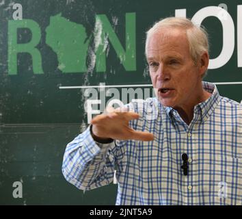 Mount Pleasant, Wisconsin, USA. 13. August 2022. WISCONSIN SEN RON JOHNSON (R-Wis) macht am Samstag, dem 13. August 2022, einen Wahlkampfstopp im GOP-Hauptquartier des Bezirks Racine (Wisconsin) im Dorf Mount Pleasant. (Bild: © Mark Hertzberg/ZUMA Press Wire) Stockfoto