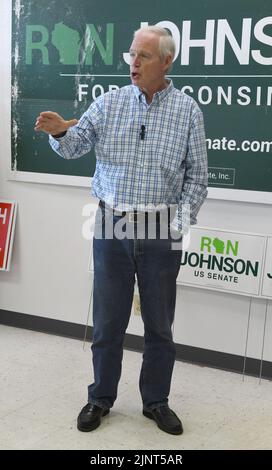 Mount Pleasant, Wisconsin, USA. 13. August 2022. WISCONSIN SEN RON JOHNSON (R-Wis) macht am Samstag, dem 13. August 2022, einen Wahlkampfstopp im GOP-Hauptquartier des Bezirks Racine (Wisconsin) im Dorf Mount Pleasant. (Bild: © Mark Hertzberg/ZUMA Press Wire) Stockfoto