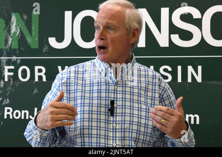 Mount Pleasant, Wisconsin, USA. 13. August 2022. WISCONSIN SEN RON JOHNSON (R-Wis) macht am Samstag, dem 13. August 2022, einen Wahlkampfstopp im GOP-Hauptquartier des Bezirks Racine (Wisconsin) im Dorf Mount Pleasant. (Bild: © Mark Hertzberg/ZUMA Press Wire) Stockfoto