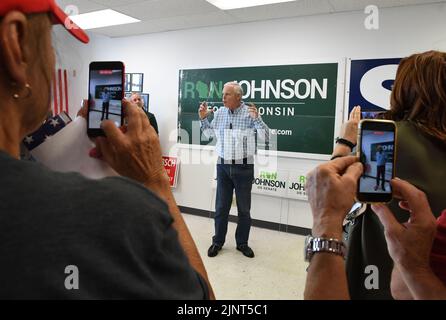 Mount Pleasant, Wisconsin, USA. 13. August 2022. WISCONSIN SEN RON JOHNSON (R-Wis) macht am Samstag, dem 13. August 2022, einen Wahlkampfstopp im GOP-Hauptquartier des Bezirks Racine (Wisconsin) im Dorf Mount Pleasant. (Bild: © Mark Hertzberg/ZUMA Press Wire) Stockfoto