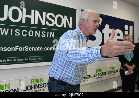 Mount Pleasant, Wisconsin, USA. 13. August 2022. WISCONSIN SEN RON JOHNSON (R-Wis) macht am Samstag, dem 13. August 2022, einen Wahlkampfstopp im GOP-Hauptquartier des Bezirks Racine (Wisconsin) im Dorf Mount Pleasant. (Bild: © Mark Hertzberg/ZUMA Press Wire) Stockfoto