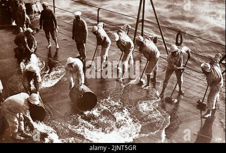 Italienische Seeleute putzten während des Zweiten Weltkriegs den Hauptauszug eines italienischen Kriegsschiffs Stockfoto