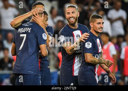 Paris, Frankreich, Frankreich. 13. August 2022. Kylian MMAPPE von PSG feiert sein Tor mit seinen Teamkollegen beim Ligue 1-Spiel zwischen Paris Saint-Germain (PSG) und Montpellier Herault Sport Club (MHSC) am 13. August 2022 im Stadion Parc des Princes in Paris, Frankreich. (Bild: © Matthieu Mirville/ZUMA Press Wire) Stockfoto