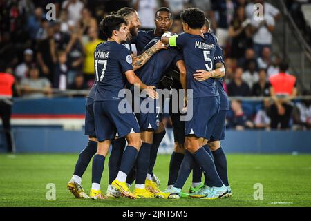 Paris, Frankreich, Frankreich. 13. August 2022. Kylian MMAPPE von PSG feiert sein Tor mit seinen Teamkollegen beim Ligue 1-Spiel zwischen Paris Saint-Germain (PSG) und Montpellier Herault Sport Club (MHSC) am 13. August 2022 im Stadion Parc des Princes in Paris, Frankreich. (Bild: © Matthieu Mirville/ZUMA Press Wire) Stockfoto