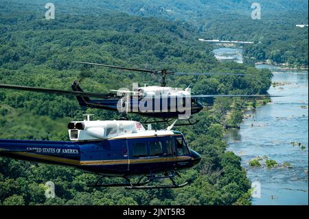 UH-1N Huey Heliopter, die der ersten Helicopter Squadron, Joint Base Andrews, MD., zugewiesen wurden, fliegen während des Trainings am 9. August 2022 über den Potomac River, Viginia. 1 die Mission von HS besteht darin, eine vorrangige Luftbrücke für hochrangige zivile und militärische Führungskräfte auf nationaler Ebene in der Region der Hauptstadt zu schaffen. (USA Luftwaffe Foto von Master Sgt. Nicholikpriester) Stockfoto