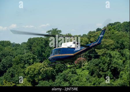 UH-1N Huey Heliopter, die der ersten Helicopter Squadron, Joint Base Andrews, MD., zugewiesen wurden, fliegen während des Trainings am 9. August 2022 über den Potomac River, Virginia. 1 die Mission von HS besteht darin, eine vorrangige Luftbrücke für hochrangige zivile und militärische Führungskräfte auf nationaler Ebene in der Region der Hauptstadt zu schaffen. (USA Luftwaffe Foto von Master Sgt. Nicholikpriester) Stockfoto