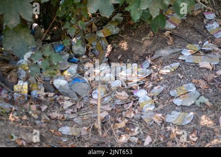 Stubbings, Maidenhead, Bukshire, Großbritannien. 12.. August 2022. Hausmüll wird illegal am Eingang eines Bauernfeldes in Stubbbings, Maidenhead, angekippt. Quelle: Maureen McLean/Alamy Stockfoto