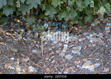 Stubbings, Maidenhead, Bukshire, Großbritannien. 12.. August 2022. Hausmüll wird illegal am Eingang eines Bauernfeldes in Stubbbings, Maidenhead, angekippt. Quelle: Maureen McLean/Alamy Stockfoto