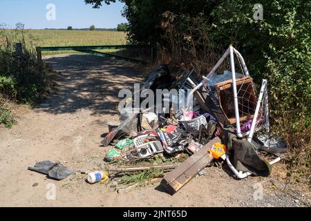 Stubbings, Maidenhead, Bukshire, Großbritannien. 12.. August 2022. Hausmüll wird illegal am Eingang eines Bauernfeldes in Stubbbings, Maidenhead, angekippt. Quelle: Maureen McLean/Alamy Stockfoto