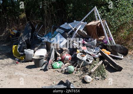 Stubbings, Maidenhead, Bukshire, Großbritannien. 12.. August 2022. Hausmüll wird illegal am Eingang eines Bauernfeldes in Stubbbings, Maidenhead, angekippt. Quelle: Maureen McLean/Alamy Stockfoto