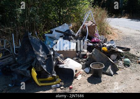 Stubbings, Maidenhead, Bukshire, Großbritannien. 12.. August 2022. Hausmüll wird illegal am Eingang eines Bauernfeldes in Stubbbings, Maidenhead, angekippt. Quelle: Maureen McLean/Alamy Stockfoto