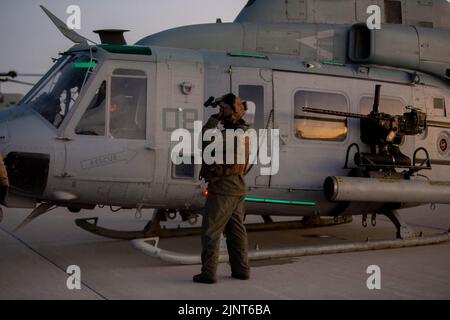 US Marine Corps Staff Sgt. Shannon Kunz, ein UH-1Y Venom Crew Chief mit Marine Light Attack Helicopter Squadron (HMLA) 167, spricht mit Piloten im Alpena Combat Readiness Training Center, Michigan, 8. August 2022. HMLA-167 trainierte während der gemeinsamen Übung Northern Strike 22-2 mit Einheiten der US Army National Guard und der US Air National Guard. HMLA-167 ist eine untergeordnete Einheit des 2. Marine Aircraft Wing, dem Luftkampfelement der II Marine Expeditionary Force. (USA Marine Corps Foto von Sgt. Servante R. Coba) Stockfoto