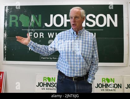 Mount Pleasant, Wisconsin, USA. 13. August 2022. Wisconsin Senator RON JOHNSON (R-Wis) macht einen Wahlkampfstopp am GOP-Hauptquartier von Racine County im Dorf Mount Pleasant. (Bild: © Mark Hertzberg/ZUMA Press Wire) Stockfoto