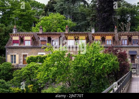 FRESNAY-SUR-SARTHE, FRANKREICH - 27.. MAI 2022: Weberhaus mit hölzernen Dachfenstern in Fresnay sur Sarthe Stockfoto