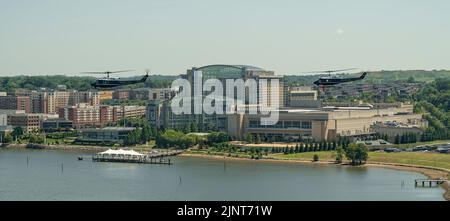 UH-1N Huey Heliopter, die der ersten Helicopter Squadron, Joint Base Andrews, MD., zugewiesen wurden, fliegen während des Trainings am 9. August 2022 in Formation am National Harbor, MD. Vorbei. 1 die Mission von HS besteht darin, eine vorrangige Luftbrücke für hochrangige zivile und militärische Führungskräfte auf nationaler Ebene in der Region der Hauptstadt zu schaffen. (USA Luftwaffe Foto von Master Sgt. Nicholikpriester) Stockfoto